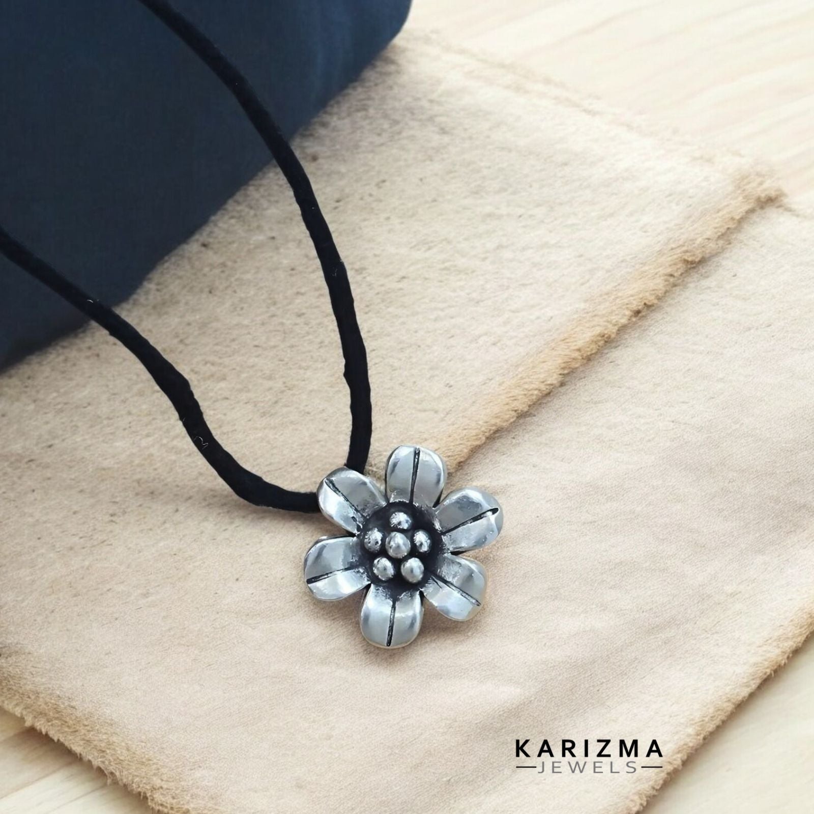 MASU CHARM NECKLACE ブラック シルバー 925 Sterling Silver Oxidized Excellent flower Charm with black